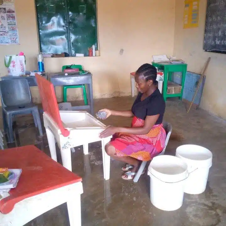 Photos she shared showed her using water to scrub the desks clean of dirt.