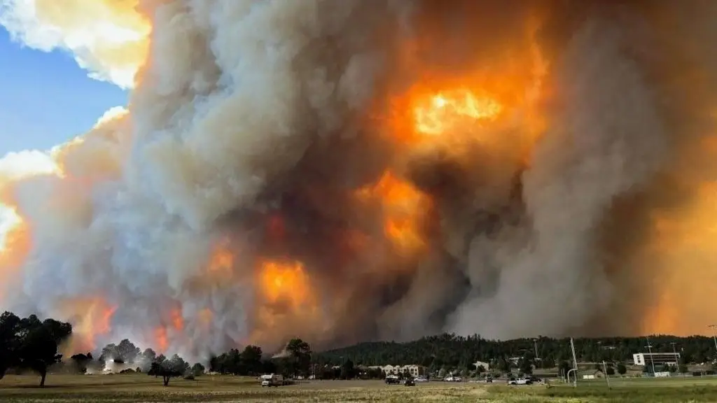 New Mexico wildfire fills residential area with smoke